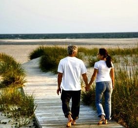 5 Simple Ways to Strengthen Your Marriage - Do these simple things today (and tomorrow!) to build up your marriage. Marriage tips, advice and encouragement | Happy marriage